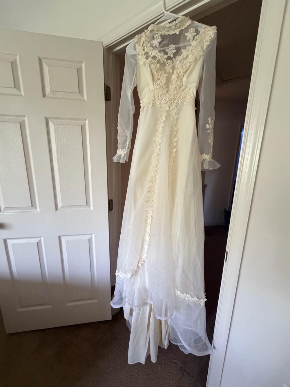 Ivory Long-Sleeve Lace Appliqué Wedding Dress